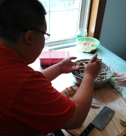 ��һ���ҾӼ����ʵ����&mdash;&mdash;ѧԱ����ѧϰ��ࡢϴ�¡�������Ʒ����⿡����������ͨ���ߡ��Ͳ͡���ҽ�����Ρ�Ұ�͵��������ķ������棬���������չ��Լ����������˺���������ϰ�ߡ�