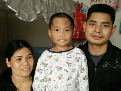 �������ӹ��úܼ���������ȫ����Ȼ���벻��������������ơ�С������΢���º�Ͳ����ʰ���&ldquo;��Ϊʲô����ҪȥҽԺ��Ѫ�����롢��ҩ?&rdquo;ÿ�ο�������С����ȥ��԰�̳��棬С����ֻ�ܳ�������С���ڽ����������ƣ��޷������������ʱ�䳤�ˣ�С����Ҳѧ���˼�ǿ�������븸ĸ˵���´��벻��ʹ����ο��ĸ��