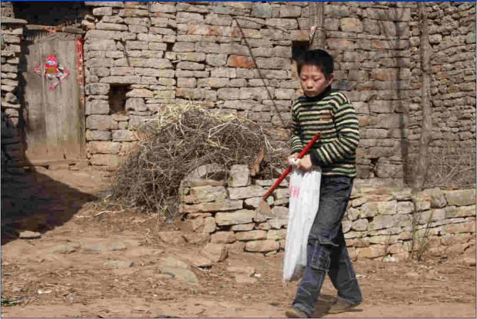 ������һ��12������ض�ͯ��������ʱ������������һ�����ƴ��ӣ��첽���ۡ�Ŀǰ������70�����үү����һ�����үү�մ��ڴ�������Ҳ�ж����㡣���ڼ���ƶ������ĸ����������㹤�����������ͳ�Ϊ����Ķ�������ÿ���ѧ�����͵�ɽ�ϲ�ҩ�������á�����һ�ܵĿ���ʱ�䣬Ҳ������������Ǯ��