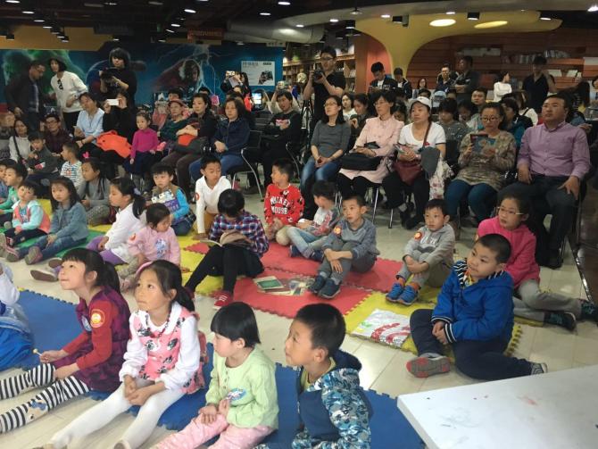 �ؼҵ�ϣ����ͯ������ϰ��Ӫ��һ����ȫ�Ļ������ú�����������ˣ��ͬʱ�����鵽&ldquo;����ƭ&rdquo;�ĸо�����ϰ�У���־Ը�߰���ʵʩ������&ldquo;�˷���&rdquo;���ں��Ӹ�ĸ���ڳ�������£�ͨ�������ֶ�&ldquo;�չ�&rdquo;���ӣ��Բ��Ժ����Ƿ���İ��־Ը���뿪���Ӷ��ú��Ӹ��ܵ����ߴ��ڵ�Σ�գ��ø�ĸ�������������ӵ���ʶ����ֹ�����Ĺ�ƭ������