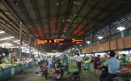 ����������ǵ����������һֻֻ̯λ�ı��󣬳����ῴ��һ��������������ˣ����Ϊÿ��Ӵ��Ķ�����˵����ǣ����ͻ��ĳ�����������һ�������С�к���ѧ��ĵ�һ�仰�ǣ�&ldquo;��������ע�⣡&rdquo;