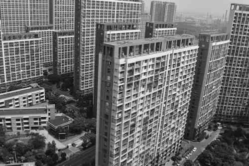 �����ĸ�¥��һƬ�ֽ������������ɭ�֣�һ�����Ž����ҷָ�������Ҳ�����ھӵ��Ӳ���ʶ�������뻮һ��&ldquo;����&rdquo;��յ��ķ��䣬�δ�����������Ǿ���������ʱ�ӣ����ŵ��ӣ��������������Ǻ��ٳ��ţ������ٷ�չ������Ѿ�û�����ǵ�����ģ������Щ����ʲô��˭�����̽���&middot;&middot;&middot;&middot;&middot;&middot;