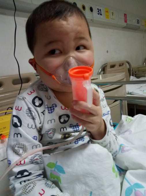 �ܺ����ס����ʡ¹�����漯�����������壬�Ͷ����س�СѧУ���꼶������Ĳ�ȷ��������������е�һ����ҽԺ�������ޣ�ҽ������תԺ�������ҽԺȥ������1��8�գ��ܺ����ɸ����ܹ��ú�ĸ����ΰ�ȴ���ȥ�������׶����������о���ܺ���סԺ��ĵ���������������̡�