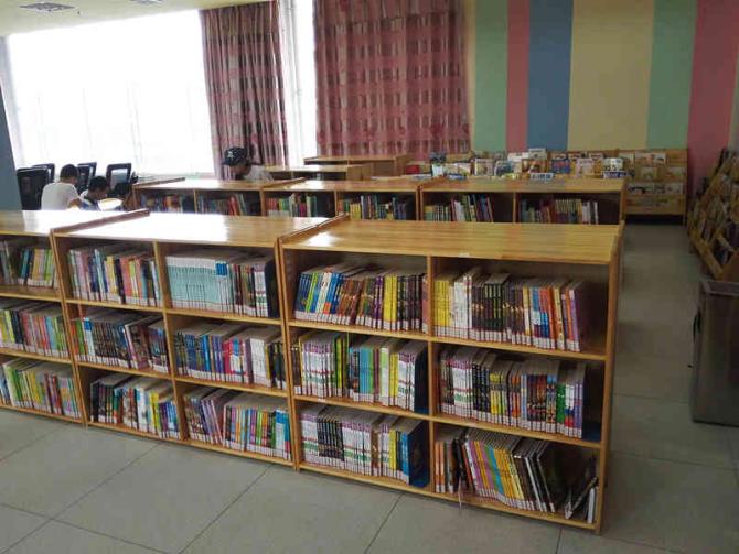 ������С�������е�ͼ��ݡ�Ϊ�˽��ũ�����ض�ͯ������ο���Ͱ�ȫ����������ȱʧ�������ڼ���������Ļ�����̽�������������ض�ͯ���е�ѧУ��������С�ݣ�ͨ����ѡͼ�飬��������һ�����õ��Ķ�������ͬʱ�䱸���Ե��豸���ú����ǿ��Ժ�Զ���ĸ�ĸͨ����Ƶ���жԻ���������������ȱʧ��