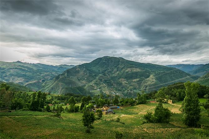 ������λ���Ĵ�ʡ���ϲ�����ɽ���������ݶ�����������ɶ���378.9�������Ҫ�ݳ�10Сʱ���ܵ��سǣ��³��͸�����˵����ͨ����������ĺ�����ÿ�춼Ҫ��Խ������ɽ����;��������ߵ�ѧУ��ס������Զ����������Ҫ7��8��Сʱ��