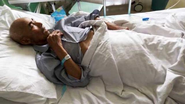  ���������˽���69�꣬�ϰ��ڶ���ǰ����ȥ�������һ���������һ�죬����ͻȻˤ�������ĵ��ھӸϽ������͵���ҽԺ������ȷ�����˻������Թ��������ڸ�Ѫѹͻ�����з磬�����������ǰ������졣������һ����๤�������΢����Ҳû�еͱ��������޷������κ���Ч���ơ�