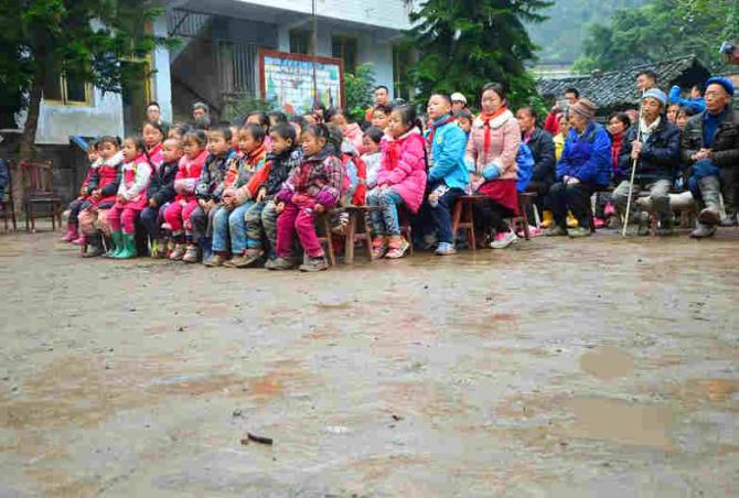 ѧУ�Ĳٳ����Ѿ��ӿ����ݣ�����������ˮ������ѧУ�м��������뻹��ˮɨ����ɽ��ĺ����ǣ�����һ��ƽ���Ĳٳ���