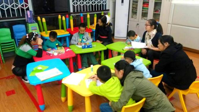 WABC��������ʦ�ڿ����뺢���ǻ���,�ڼҳ�����ͬ�£����������鵽���������������Ŀ��֡�