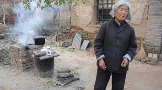 ���Ƿ������꣬��������һ����ȴ����������ż�į���¶�������������������ļ尾������ÿ������ű����ǽ�ڣ������ʽ����ǲ��ҳ��ţ��³�ʲô���⣬�Ӵ˾���Ҳ�ز������ˣ�����ÿ��ֻ�ܳ�һЩ�򵥵�ʳ��к����������ġ����Լ����ֵģ��ں���Ķ�������ֻ�������ڽ���սս������