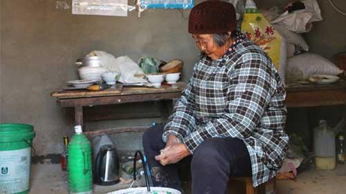 ����74�����ʤӢ���ˣ�Ů�����޵���Զ�ĵط�������Ż�ؼ�һ�Σ�����ֻ�ܶ��Ծ�ס����ÿ�����߰�ʮ�����Ͻ���������Ȼ�����Ѯ��������Ȼ�µظɻ��һ��СС�������ϣ��������˺ü����߲ˣ�����������ճ���ʳ����Դ������ʱ��������ǰ�ɼ��񣬾�Ϊ���������ڵ�һʱ�俴���Լ���Ů���ؼҡ�