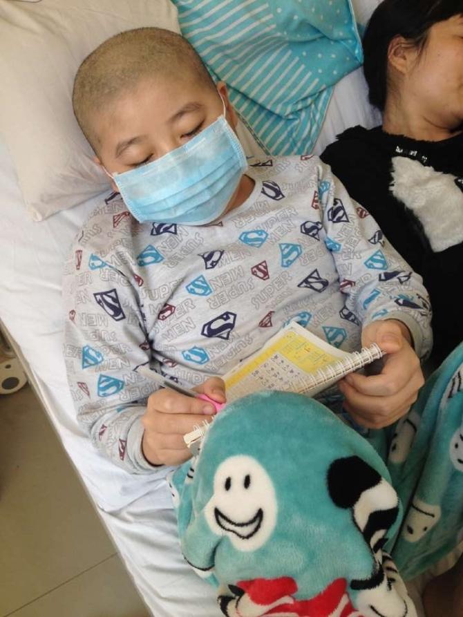 ԭ���Ҹ������һ�γ��������ˣ���2012��11��28��һ���ڱ����ͻ���;�У�����ǰ��ͻȻ�����¹ʣ�����׷β����������С�����ѣ��ڱ���ͨ����º��ҽԺ�����������������ڽ����κ��ˣ�һ������20����Ԫ��Ƿ��15��Ԫ����ծ������Ϊ���ǵĽ�������������ã����������Ѷ���ȥ�ˡ�