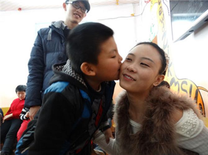 3�����л���һ��10��ĺ���������������������Ը����ʱ����˵��&ldquo;���壬�Ҳ�Ҫ�����ˣ�����Ϊ���Ǹ���������&rdquo;������˵��&ldquo;û�£����������һ�룬���¸������绰&rdquo;�����˼��������ǽӵ��˵绰���绰�е�����˵��&ldquo;���壬�ҵ���Ը��֪�������ܲ�����ɣ�����Ҫ�ܶ��Ǯ&rdquo;������˵��&ldquo;û�������˵&rdquo;������˵: &ldquo;����Ҫһ�������ֻ�&rdquo;��һ�������ֻ���150Ԫ���ң����������ĺ��Ӿ���ң���ɼ���һ��Ը���� 4��2013��9��14���Ŷ���֯��&mdash;&mdash;&ldquo;���ж�֤�������ù�ͷ���а�&rdquo;���޳���Ѫ��&ldquo;��ͷ�ж�&rdquo;�������� �׳����ǵ���Ѫ���������˵��������������������ð��Ĵ��ݣ�