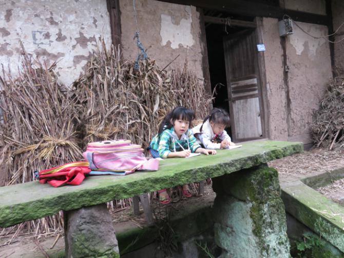 ��ƶ������ա���������ƽ�ȣ�����ů�ڴ��첥��ϣ������ƶ���ļ�����������������������������ʯͷ��ѧϰ��֪ʶ��ʯͷ�ķ�϶���ʡ���ͷ��׼����ʱ����Ȼ��Щ�մ����������û�в��õ�Ц��������֪���������������������ö������ֲ�����ס�ʣ�����ŤŤ��дͯ�ꣻҲ������߹����꣬���п�����������