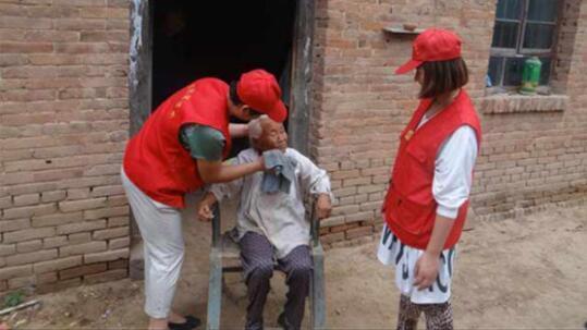 ���ǽ�ͨ����ʮ�Ҵ�Т�Ļ���������վ�ںӱ�ʡ������ʡ��ɽ��ʡ����ɸѡƶ���¹����ˡ��ճ�����400�������ǽ�Ϊ��������һ����ֵ200Ԫ��&ldquo;��Т ��ů&rdquo;������������˳��С������˲���η�庮��Ķ��졢����������ʱ��ص����Լ�ϲ����Ϸ����