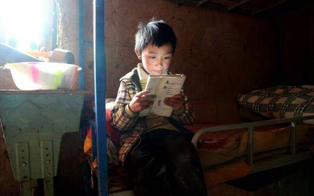 ���10�����־���ǰ���Сѧ���꼶ѧ��������ѧУ̫Զ��û�а취�ͼ�����У����Ȼû�˸�ĸ�Ĺ���������ƽʱ�����Ծ�����ѧ��ͻ�ص����ῴ�顣