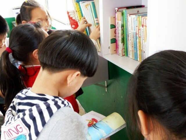 �������Ķ��е�����ͯ�����������Ķ���ΧŨ���У԰�У���ʱ�洦���Կ����������˵Ļ��档��Щ�Ķ�������������̬���Ǻ���������Ͷ������д�ա�