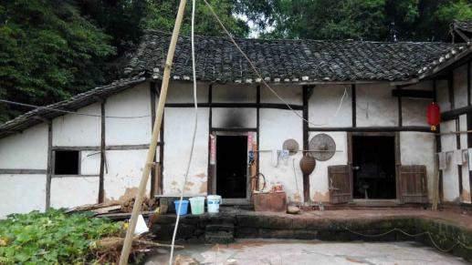 2015��7����Ѯ�����������´��꣬7��17���緹���������������ڳ���ϴ�룬ͻȻ����ͷ��������������ͷ����ʼ©ˮ���������ܿ���һ����������ϵ�ľͷ������Ƭ�����������ҿ�������ʱ���������������ϣ�����������롣