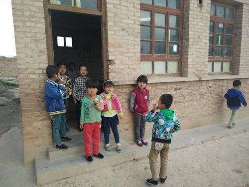 ȱˮ��������Ȼ����������������������Ŷ�ͯ�Ľ�����ƽ�ȷ�չ���Ӽ������ʽ�����ϣ���ı���һ��״����ɽ��С������У�ܹ����ĵĺȵ������ˮ�����������سɳ���ļ�����ʽ�ǩ��רҵ�Ĵ򾮶ӣ����ݵ���ˮ��Դ�ֲ������ѡ����ʵĴ򾮵ص㣬�����������ѧУ��ˮ���ѡ�