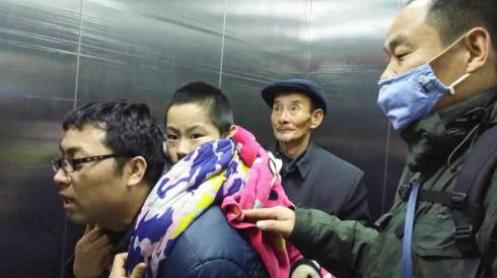 ��������ͥ�ɳ�������������һ���Ƨ������ȴ�ǳ����¡����˰�үү���̸ɻ����ѧϰŬ����9������ɼ����졣�����������ֻ�аְ��������ߣ�үү�ڼ��չ�ͬ�����˵����̡�