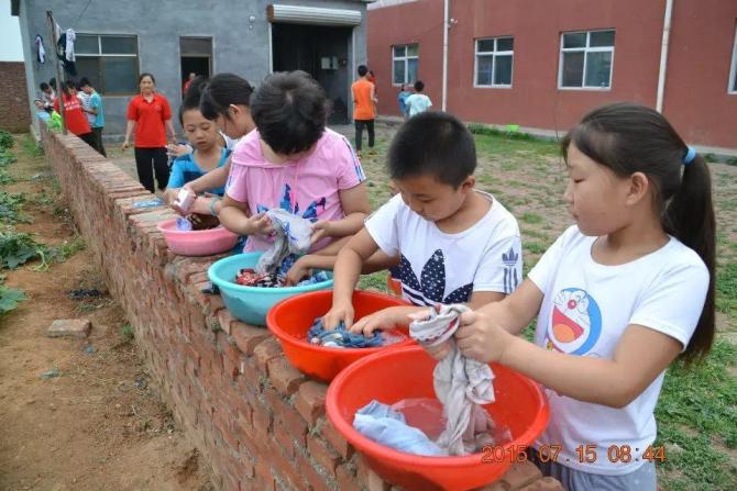  ����Сѧ�����ض�ͯ��ȫ��������ĵ������������������û����Խ������������ȴ���������ʰ����ģ�������ʦТ�ף�ÿ�ܸ�������صļ���дһ���ţ��Է���ʣ�ˣ���ʦ���룬�Լ��Ŷ�ϴ�롢�����ӣ��Զ���Լ��ˮ���Լ���ֲ�߲ˣ��곤�ĸ���㸺���չ����׵Ĺ¶���