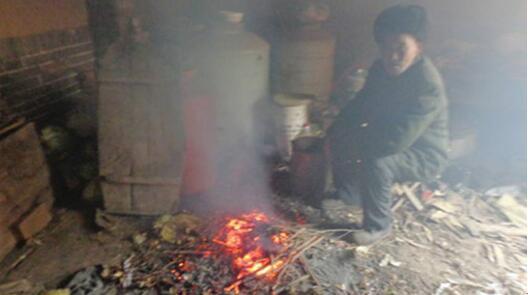 �Ź��ִ�ү�Ǻӱ��ˣ����ڼ�ͥƶ��һ��δ�ɼң����70����Ŵ�ү�������ȼ��Լ������˵İ����ŵ������������������ȱ�ٱ�ů������豸ֻ��ð�ŷ������ֵ�Σ���ڼ��������ȡů�����Ǹ���ô�������أ�