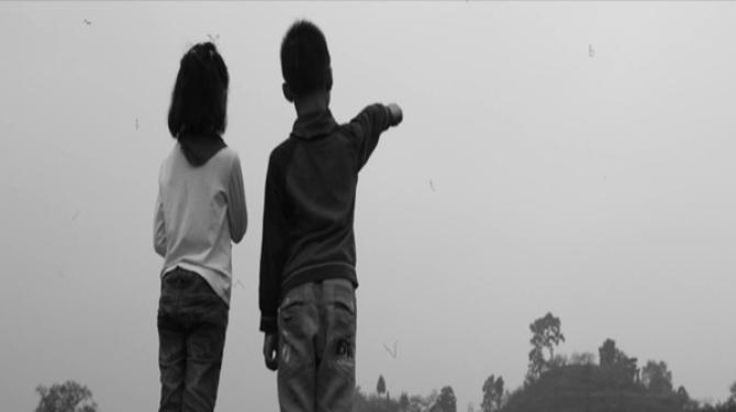 �����ض�ͯ�� ���й���������һ�������Ⱥ�壬���ǵĸ�ĸ����񹤣�Ϊ�й��ľ��÷�չ������ȶ������˹��ף��������븸ĸ��ֱ�Ӽ໤��ֻ����������үү���̸���������������ݼҡ����Ǵ�Сȱ�ٸ�ĸ�Ĺذ��ͽ��������ǵ����£��޴���˵��������һȺ�¶������ĺ��ӣ�������һ����ͬ������&mdash;&mdash;���ض�ͯ��