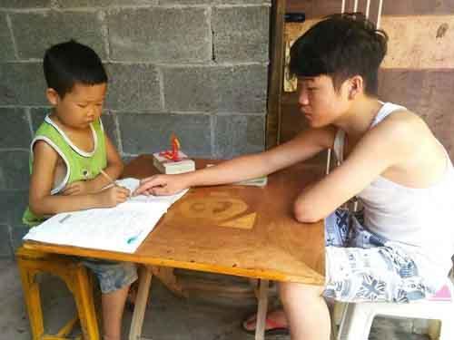 2014���Ѿ�15��ĸ�磬Ϊ���õܵ��ܼ������ƣ����ϳ������������Լ��ѧ�ܵ��˹��ݴ򹤣��θ�ĸ��ô�ж��������������ͻ�С����ûʲô�Ļ��������������ڹ�����ô���棬��û�������£����Ϳ�ʼÿ���¸��ܼܵ�1000Ԫ��Ѫ�ѡ�