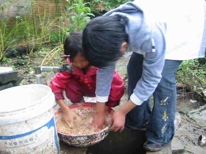 С�����������ܰ��̲�Ӱ���ͥ��һ�����߸��˼��������߷����ĸ���ǰ��̲���Ⱦ�ߡ��п������˵��ص�ʦ��ѧУ���������һ��ļ�ǧ��Ǯѧ�ѣ���û��ȥ����ĸ˵��׼������˺��¼ȡ֪ͨ�飬����û���µ��˺��ģ�ֻ�ǰ�¼ȡ֪ͨ��ѹ�ڴ����档ÿ����ڼҰ����������񡣺�����һ�����ְ���ʳ��