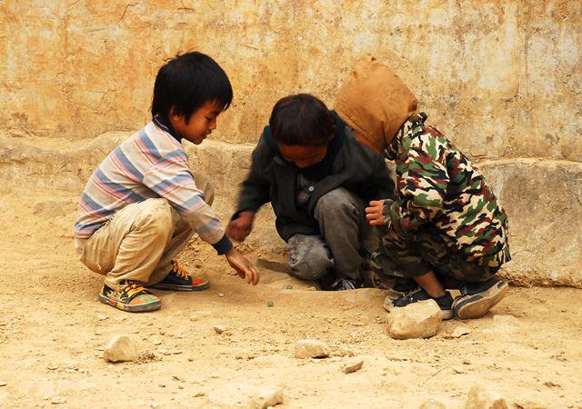 ����վ�ڴ����������į�¶�ʱ����ôϣ��������ĸ����Ӱ�� ������ģ� ȴֻ��ɢ���ڴ��е�С�ƹ����������游ĸ�� ������ɥ������ɳ�����ʱ����ôϣ���������˵ļ��ʹ����� �ȴ����ģ� ȴֻ��ҹ���Ǽ��������Ĺ��ǡ�  ���ǵ�Ҫ���������˵΢������� ����β�����������СС��Ը����