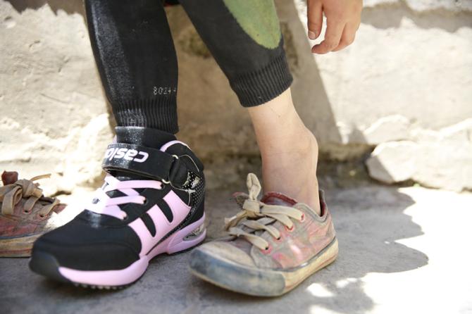 ������Ϊ�Ĵ���ɽ�����ء��ຣ�ȵص�2000��ƫƧ���������ض�ͯ�ڿ�ѧ֮����ȥһ˫�µ��˶�Ь�������Ѿ��ɼ���ϣ���ÿ˫�˶�Ь100Ԫ�����˷Ѽ���Ա���ã������ǽ���һ�ɼ������ǵ�Ь�룬����ѧУͳһ�䷢���������ĵ�ףԸÿ�����ӿɶ����Էɵĸ��ߣ��ߵĸ�Զ��