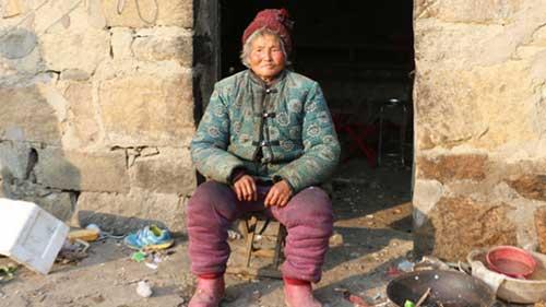 ����73�����ѧӢ���ˣ��ϰ�ȥ�����磬���Ӻü���û��������ϱ���о��񼲲���û���Ͷ����������ﻹ��һ��������Ů����Сѧ������û�����룬ÿ�¿�300Ԫ�ĵͱ�������������ֵ��˸�Ѫѹ���������ۣ���Ϊ���ܸ���������Ӫ����ÿ���ȥʰ�Ĳ������á�