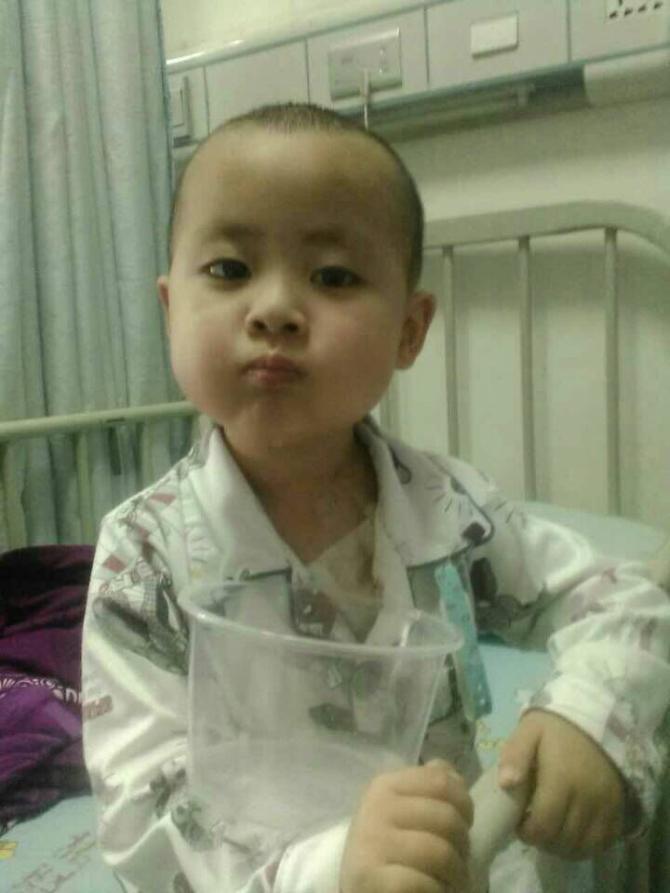 4��3�գ�С�Ͼ���ɫ�԰ף���֫���������߲��ˣ����͵�����������ҽ���ҽԺ��飡Ѫ�����鱨��һ������ҽ���͸�֪˵�����أ����鵽����ҽ�ƴ�ѧ������ͯҽԺסԺ���ƣ�