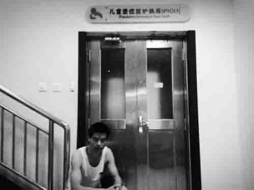 �մ���������һ��֪ͨ���Ž�������������������ӳ��ָ���������ء������Ҹ��߼���ѳƴ�ֻ����Ժ�۲졣ÿ���糿6�����������֢�໤���ſڣ�ֻΪ�ȴ���Сʱ��ʿ������֪���������״�����տ�ʼ���Ǻ���Ϣ����һ������9����������Դ�绰���������ǰ�οһ����������˵������Ŀǰ״����Σ�ա�