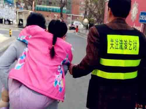 ��������ҽ�Σ�Ƿ�������Ѻܶ�Ǯ�����л���80��������ˣ�����Щ�ظ���ѹ�ڸ���һ�˼����Ҳֻ����Щ���������΢�������������������ά�֣�����Ҫ��С�Ļ۵����Ʒѣ�����Ƿ�µ���ծ��ĸ�������Ͷ��·��ֻ�ܴ��ű���Ů����ʼ���֣�ֻΪ��Ů���չ�ҽҩ�ѡ�