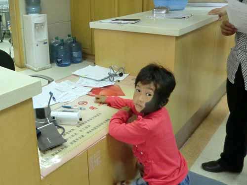 ������˳����������סԺʮ����Ժ�ˣ��������϶��˼����������İ�����������Ƥ�ɰ�������������ÿ��ı������ܿ��ġ�ҽ��˵�ؼҺ�ÿ������Ҫ��ʱȥҽԺעˮ��������º�Ϳ�����ֲƤ�����ˡ�ϸ�ĵ�ҽ������Ϊ������ϵ���˹����ϼҵ�ҽ������Ѹ�������ˮ�����Ŵ�����õ������������ֻص��˹����ϼҡ�