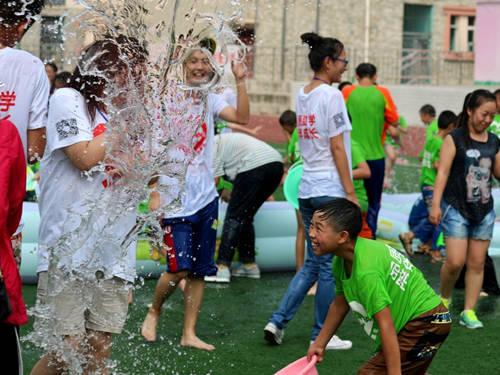 ��ĩ��飺�����Ҹ�Сѧ��������ѧ90������ѧ����չ�Բ���ʽϷ��Ϊ������ĩ�������ļϷ��רҵ��־Ը�߽�ѧϷ��֪ʶÿ�꿪չ����14��Ϸ�������������������Э����������������2��Ϸ�����������������õ�ͬ��֧�����磻��֯Ϸ���Ź�����������2��Ϸ�����ѧ���������ġ�