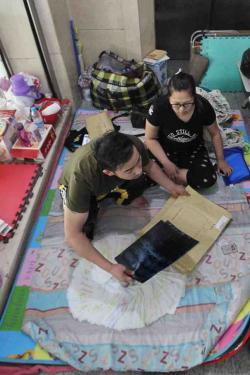 ��־����ҽ���������벡����&ldquo;Ů�����ˣ��۾��ﺬ�ῴ���ң���������˵�ְ�����ؼң�����һؼҡ�&rdquo;��־������˵����Ȼ&ldquo;Сƽ��&rdquo;��δ���գ���ҽ��������־�����ӵľ���״̬һ�����ת����־��˵��ƽ�����ְ����㲻Զ���������棬����£�Ҫ��ǿ��Щ��������