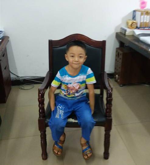 С�����7�꣬��Сѧһ�꼶�������ڼ���̣�ĸ���������ˣ�������ɽ�����ֻ��ΰ�����������ͥѩ�ϼ�˪����ĸ��ʱû����֤���µĺ��ӣ�ĸ��û���κ���ᱣ�ϣ�������ͥ�������ľ�����ƽʱ���������չ˵�һ�ң�үү�����ಡ�����꿿ҩ��ά�֡�