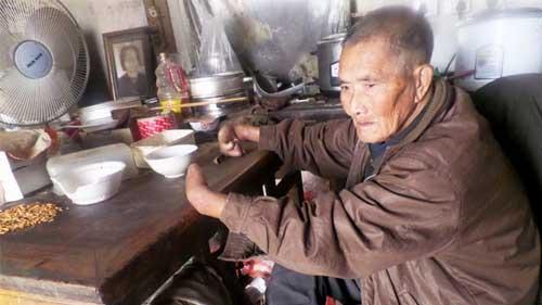 ����Ŀ���¡� 84�����˸𲽷���ʱ����һ�ֲֹ������ּ��ҽ�ȫ�����á����ڵ�ʱҽ����Դ���ޣ����ϼ���ûǮ�ú�ҽ�Σ����յ����������м���ֱ�����ڣ��������Ȼ�ʱ��������Ѫ��ŧ��δ���������һֱ��ĸ�����ϡ�����ǰ����ĸ��Ҳ������ȥ��ֻ����һ�˹¿�������