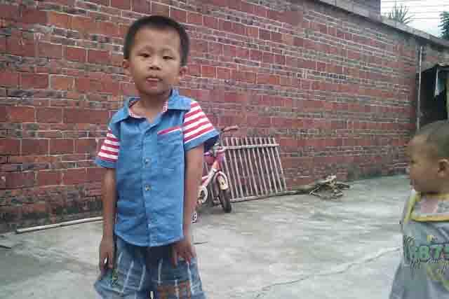 ���������ϣ�ȫ���˶������ˣ��о��춼Ҫ�����������ӣ���ĸ������û�ܸ�С��һ�����������壬������С����һ���������ֵĳɳ����������Ǿ�������ô���Ҳ����������ӵ����ƣ�С������ΪƶѪ��ԭ�������ͬ��С���Ѷ������С�ͺ��������Ӳ���Ƥ���ڴ������������ж��������ĺ��ӡ�