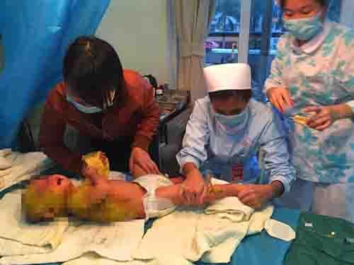 &ldquo;���ӣ����ӱ��̵��ˣ���Ͻ�������!&rdquo;����ϴ��������������������ź��к󣬸Ͻ��ܽ��ݣ�ֻ��С�������ڹ���������֣���ˮ��ˤ�ڵ��ϣ��������ϼ���ȫ������ˮ���ˣ����ϻ�ð�������������ӸϽ������������·���ȴ���ֺ��Ӻ����Ѿ�����һ��Ƥ&hellip;&hellip;