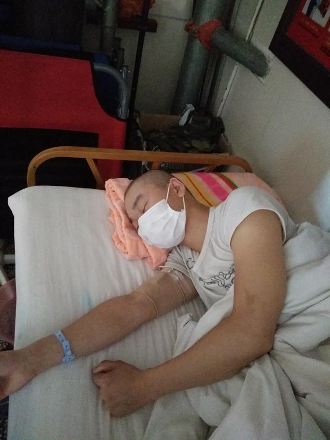 �����ٵĸ�ĸΪ�Ҷ������ߣ��Ĵ����ˣ���ĸ�ױ����ҿ޹���Σ����������ս��㲵������Һ����ܡ����׽���8�·���Ϊ���ಡ��ס��ҽԺ��Ϊû��Ǯ��ֻ���˼���Һ��ͳ�Ժ�ˡ���ĸ���嶼�ܲ��ã�û�й���������Ҫ��ҩ��Һ��Ϊ���β������Ѿ�ɽ��ˮ����һ����û����ʽ��������֪�����ܼ�ֶ�á�