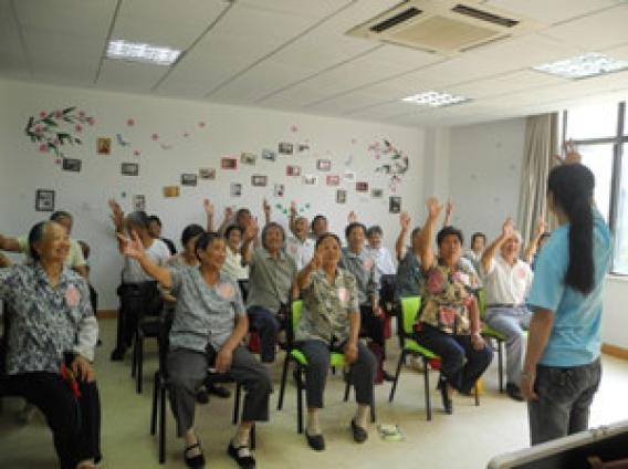 �ڻ���й����У�רҵ���������ʹ�����Ժ����չ־Ը����ѵ�Σ�ͨ��־Ը���������Ĵ�����������ʧ��֢��֪ʶ������ʧ��֢���˼���ǧ��QQȺ�Լ�������������Ѱ��100��ʧ�Ǽ�ͥ������һ��һ������ģʽ����רҵ�繤����������Ϊ���ṩ��&ldquo;о&rdquo;GPS��λ���񣬲������俪ͨ��λоƬ����ͨѶ�ѡ�