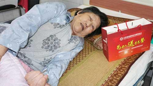 һ�д��ͱ���������������������ʱ���ж�����ʱ�伢���������Բ��ڴ��������ܹ�����ȡʳ�������������ڴֲ赭��֮���ܳԵ�������ζ��ʳ��&hellip;&hellip;������Ϊ������ȥһ��СС�Ĵ��ͱ�����ȥһ����ů����һ������ϣ����