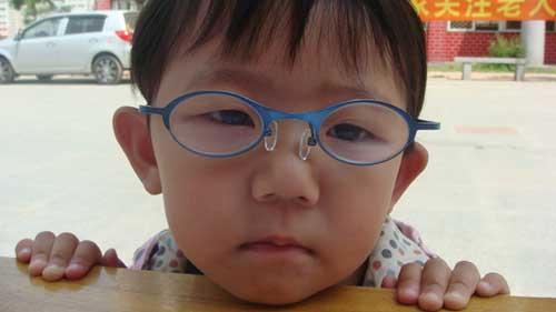 ũ��ƶ����ͥ�����߻谵���ط���С�������ʱ�򣬺�������̫������д��ҵ�����ŵ��Ӿ�������ѧϰ�ĵط������ϣ������ڻ�Ƶĵ���д��ҵ�������ϵ�Ӱ�㿣����ϵ���Ҳ���ģ�����塣�ڻ谵�Ļ����£����ӵ���������������