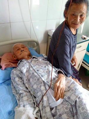 1�����������˻��и�Ѫѹ�������м��������ϵȶ��ּ�����2016��4�³�������ͻ���ۼ�����Ѫ��ֹ�����������Ѻ���4��15�ս��������Թ��е�������ҽԺ�㶫��Ժ12¥30�Ų����������ơ�������ҽ����ҽ��˵�����˲��鸴�����أ�ʧ���ĸ��ʼ�����Ҫ���ڹ۲����ơ�