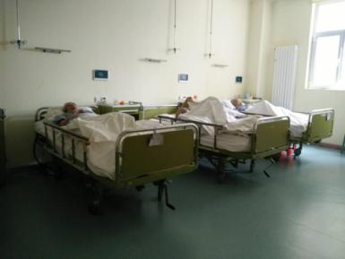 ����Ŀ���¡������ǵ������У���һȺ�ϱ���������Ҳ��ճ�����С������һ������Ҫ����ϸ�ĺǻ�����ʱ�����ǵ����߽�����ע��С���������ϣ����źܶ��˶���ǵó�Ϊ��ĸ����Ϊ�˸����Ƿ�ϲ�ã���ʹҹ�Լ��յغǻ�����Ҳ����û��Թ�ԡ����Ƕ�����Щ�ϱ����أ�������û����Դ�С��������ȥ�������ǣ�