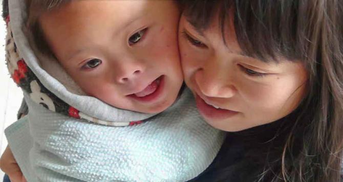 �ҽ�л���ƣ�����ԭɫ��Ӱʦ������С��ʱ�����ǼҸ�����һ���˼ң������ĸ������������������϶�ͯ��������Ȼ��ʱ��&ldquo;ɵ&rdquo;��ȴ������������������ʵ�������Ǵ�С�浽��ĺ����ѣ�������һ������ĺ���Ȥ�����Ǻ�����Ů����ˮ�ˣ���Ů����16��ʱ��һ���������˴����ˣ�С����������֪����&hellip;&hellip;