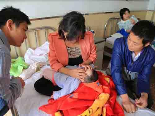 2015��7�³������������ֺ���˫��Ƶ�����ᣬȥҽԺ��飬ȷ��Ϊ˫�ۻ���&ldquo;�����������&rdquo;����ʱ��С����ֻ��4�´�Ϊ���ú����ܵõ����õ����ƣ�ʯ����򸾴�����ȥ�����е�һ����ҽԺ������ƣ���ר�һ���ٴ�ȷ���˲��顣��ר�ҽ��飬��2015��9�·�շת������ͬ��ҽԺ���ơ�