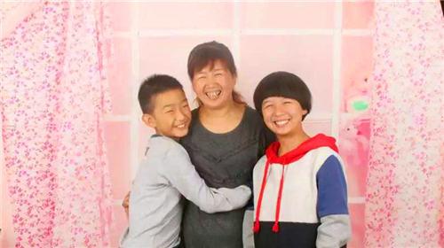 ���˻��ϼҽ�Ǯ�������������ҽԺ�㻤�ź��֣�һ��Ҳ�����뿪���������ϸ�һ��Ů��ֻ�ܺͻ��������ѻ����չˡ�������һ������ĺ��ӣ���һ����ֱ�������ģ�������ĺ���׷����ϵ����˹�����������ֹ������С�����ؼ���ι�����ְֵ���ȥ�������е��ĺ�ʹ����Ϊ�˲��͵����裬��ѡ���˼�ǿ��